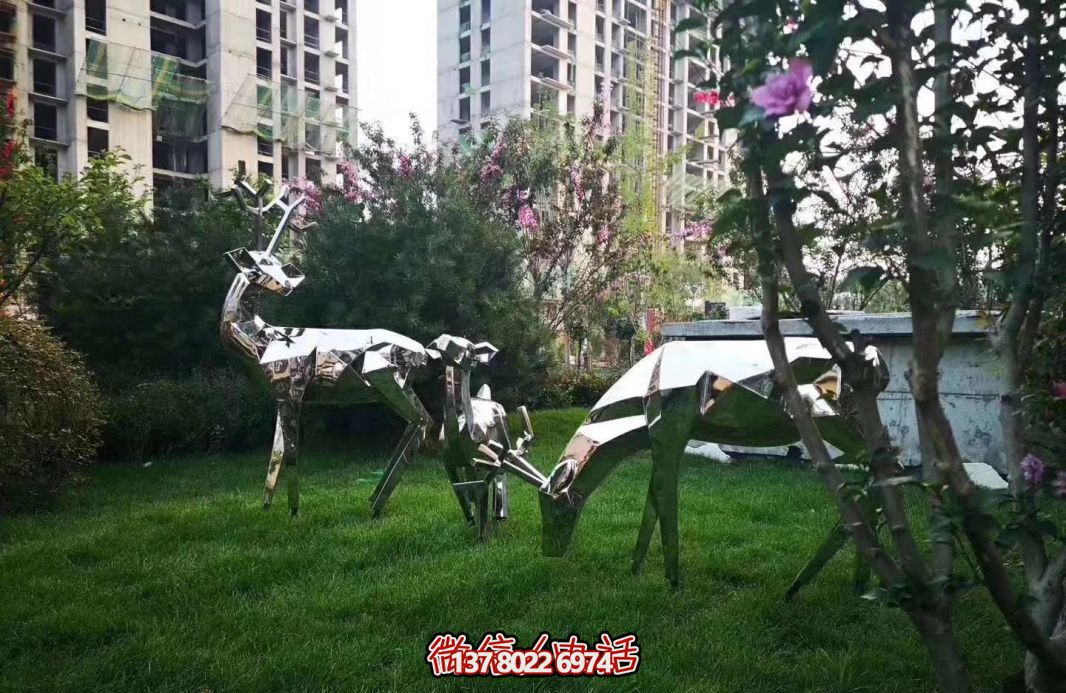 不銹鋼梅花鹿雕塑，讓公園草坪更美麗