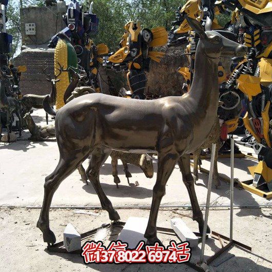 精美雕塑鹿，點綴園林景觀，增添藝術(shù)氣息