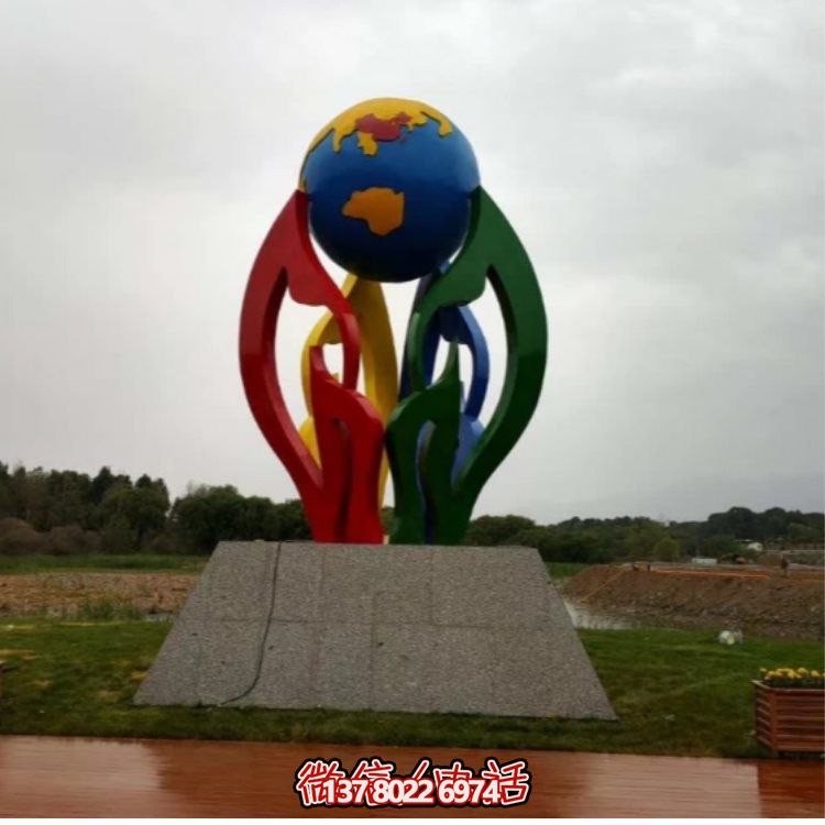 大型不銹鋼彩繪噴漆雕塑，為景區(qū)景觀廣場增色