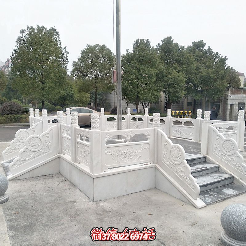 升旗臺石雕——精雕細琢，點綴校園風采
