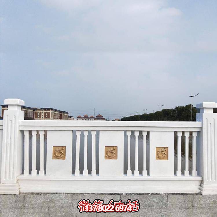 “羅馬柱式漢白玉歐式欄桿，為河道邊裝飾和防護(hù)”