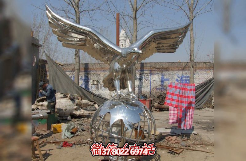 休息時刻，欣賞不銹鋼老鷹雕塑