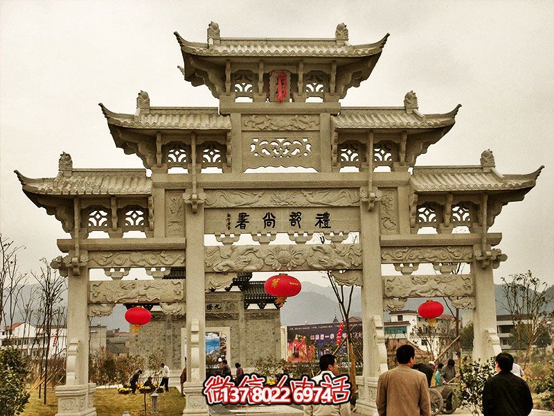 鏤空三門牌坊，點綴城市廣場
