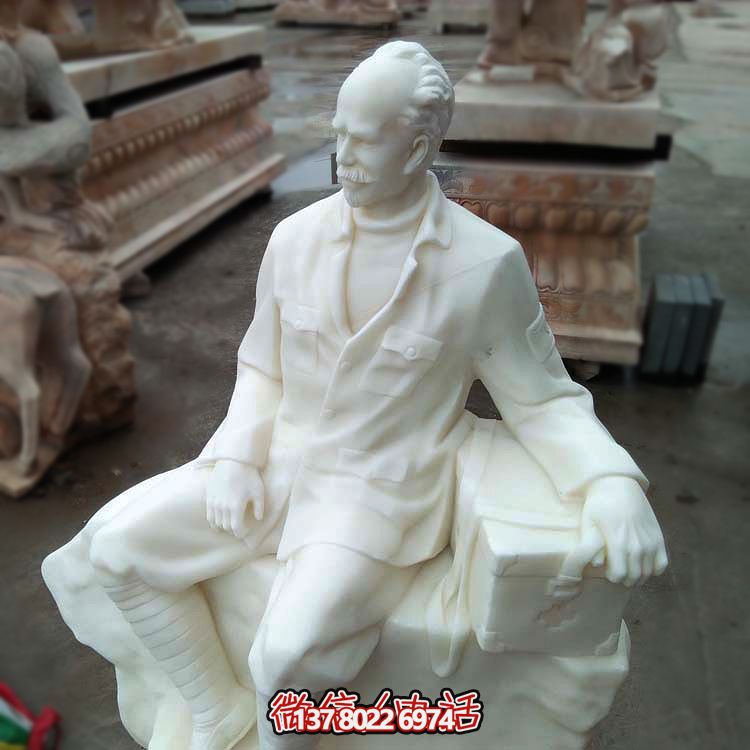 以白求恩精神為原型，漢白玉雕刻的護(hù)士坐姿雕塑