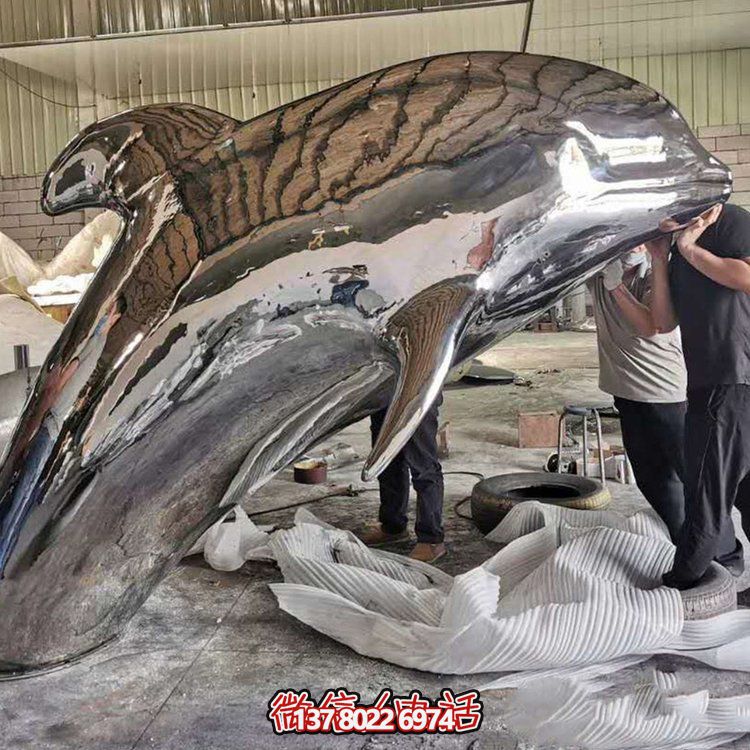 大型抽象鏡面不銹鋼鯨魚(yú)，展現(xiàn)室外精彩生活
