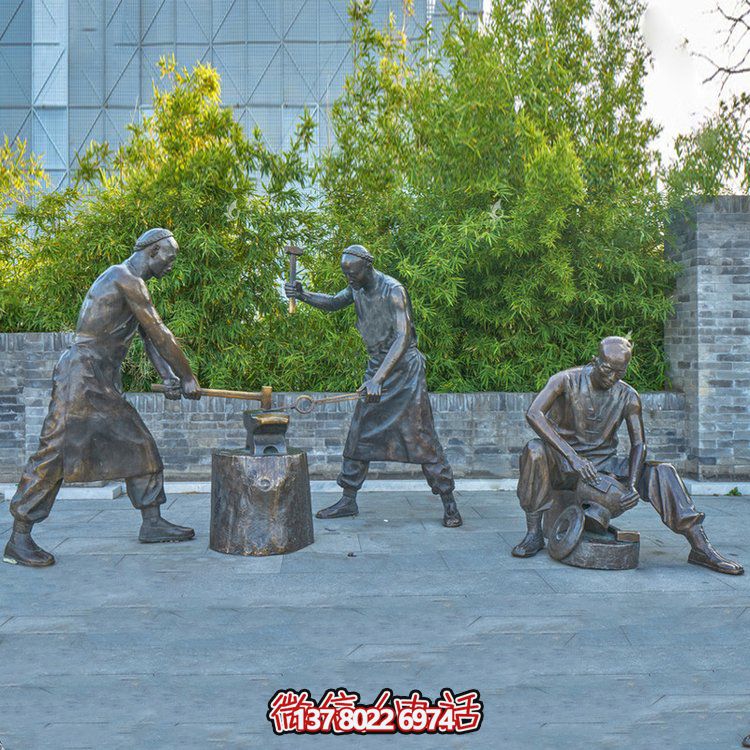 打鐵場(chǎng)景人物銅雕，鑄銅鑄造民俗生活人物情景雕塑