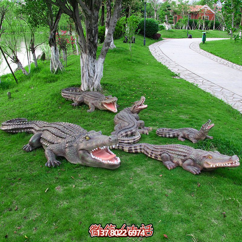 公園草地上擺放的形態(tài)各異的玻璃鋼鱷魚(yú)雕塑 公園草地上擺放的形態(tài)各異的玻璃鋼鱷魚(yú)雕塑