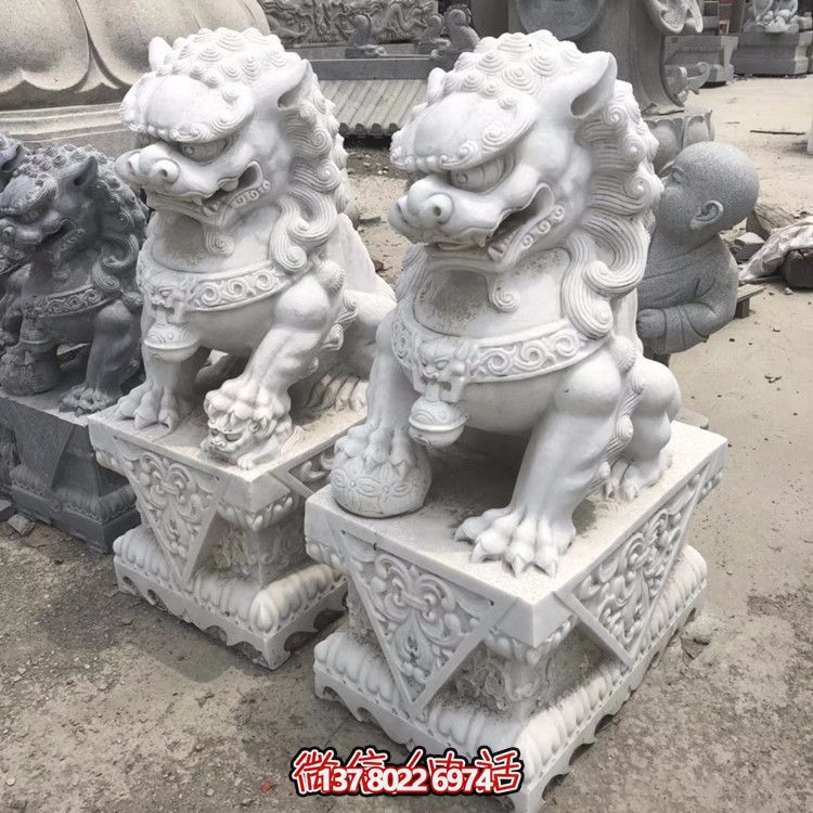 寺院漢白玉石雕大門(mén)口看護(hù)的石獅子雕塑 寺院漢白玉石雕大門(mén)口看護(hù)的石獅子雕塑