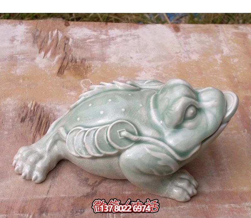 室內(nèi)擺放的叼著一串銅錢(qián)的玻璃鋼創(chuàng)意金蟾雕塑 室內(nèi)擺放的叼著一串銅錢(qián)的玻璃鋼創(chuàng)意金蟾雕塑